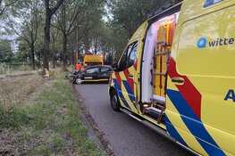 Auto tegen boom bij eenzijdig ongeval in Blokker