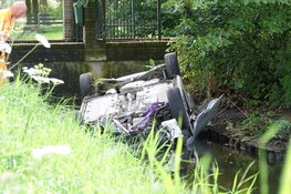 Auto te water in Spanbroek, bestuurder gewond