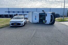 Bakwagen gekanteld in Zwaagdijk-Oost