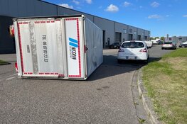 Bakwagen gekanteld in Zwaagdijk-Oost