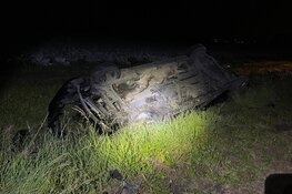 Auto op de kop in greppel in Wervershoof