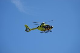 Fietser zwaargewond bij ongeval in Wervershoof, automobilist doorgereden