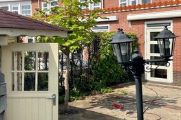 Coniferenhaag in brand in Hoorn