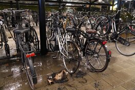 Fiets in brand bij station Enkhuizen