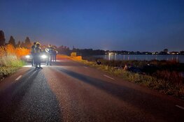 Auto rijdt van dijk bij Venhuizen, bestuurder mogelijk onder invloed