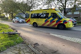 Fietser met spoed naar het ziekenhuis na aanrijding in Enkhuizen