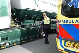 Auto botst met vrachtwagen in Venhuizen