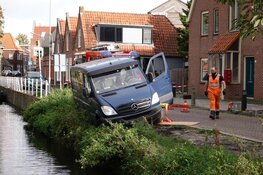 Bestelbus bijna te water in Enkhuizen