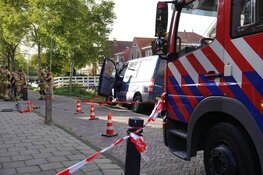 Bestelbus bijna te water in Enkhuizen