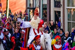 Feestelijke Sinterklaasintocht in Hoornse haven