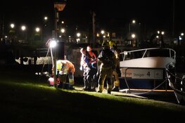 Man gewond bij val uit boot