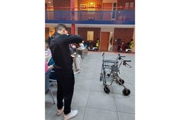 Vrijwilligerswerk ouderenzorg helpt anderstalige jongeren bij integratie