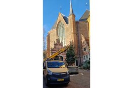 Nieuwe kersttraditie bloeit: Enkhuizer ondernemers zetten betoverend kerstboomspektakel op!