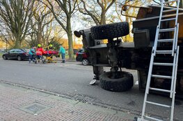 Hoogwerker valt om in Enkhuizen