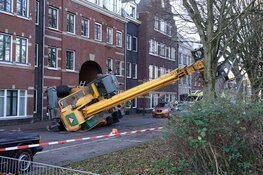 Hoogwerker valt om in Enkhuizen