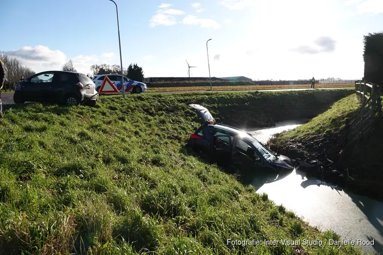 Auto te water na aanrijding in Andijk