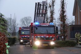Schuurbrand bij woning in Andijk