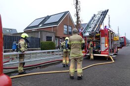 Schuurbrand bij woning in Andijk