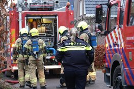 Schuurbrand bij woning in Andijk