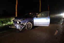 Auto ramt boom in Wervershoof, bestuurder gewond