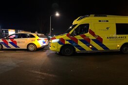 Bestelbus en fietser in botsing in Enkhuizen