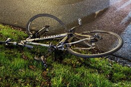 Bestelbus en fietser in botsing in Enkhuizen