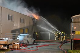 Hevige brand in bedrijfsverzamelgebouw te Zwaag