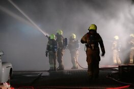 Hevige brand in bedrijfsverzamelgebouw te Zwaag