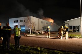 Hevige brand in bedrijfsverzamelgebouw te Zwaag