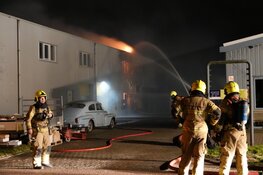 Hevige brand in bedrijfsverzamelgebouw te Zwaag