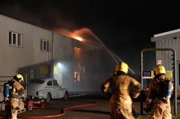 Hevige brand in bedrijfsverzamelgebouw te Zwaag