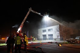 Hevige brand in bedrijfsverzamelgebouw te Zwaag