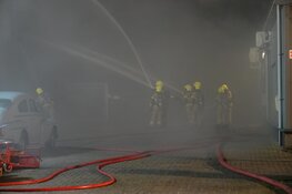 Hevige brand in bedrijfsverzamelgebouw te Zwaag