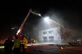 Hevige brand in bedrijfsverzamelgebouw te Zwaag