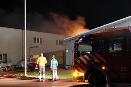 Hevige brand in bedrijfsverzamelgebouw te Zwaag