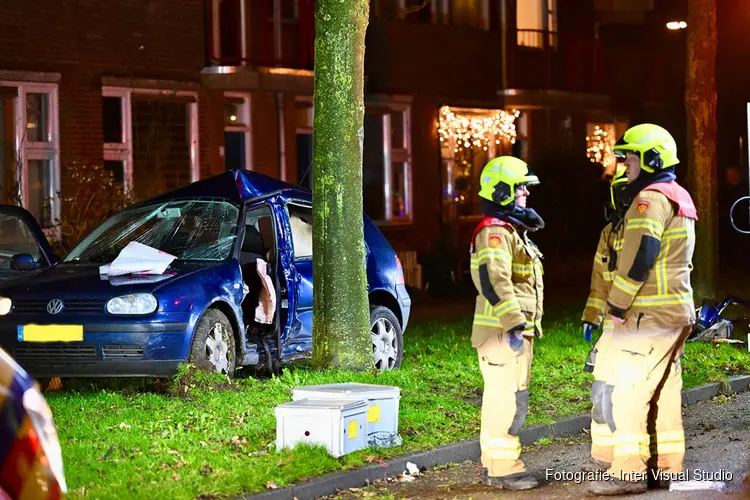 Auto tegen boom gereden in Hoorn