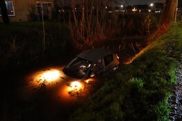 Auto te water in Oosterblokker