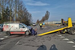 Camper te water na aanrijding in Wervershoof