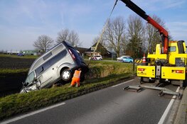 Camper te water na aanrijding in Wervershoof