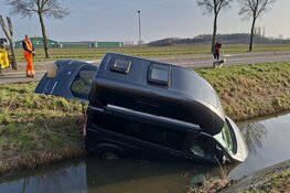 Camper te water na aanrijding in Wervershoof