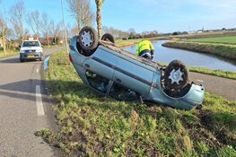 Auto over de kop bij eenzijdig ongeval in Wervershoof