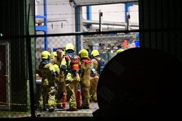 Brandweer probeert hoogspanningsruimte te blussen bij bedrijf in Enkhuizen