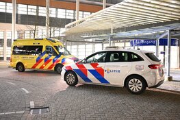 Flinke vechtpartij tussen jongeren op Veemarkt, politie aanwezig bij ziekenhuis in Hoorn,