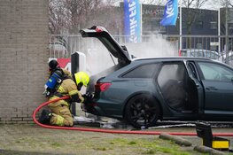 Hybride auto vliegt in brand aan laadpaal