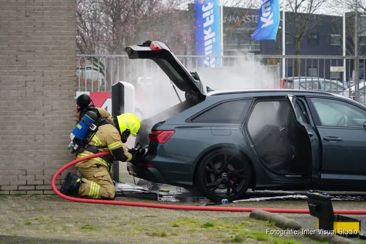 Hybride auto vliegt in brand aan laadpaal