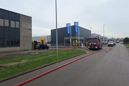 Hybride auto vliegt in brand aan laadpaal