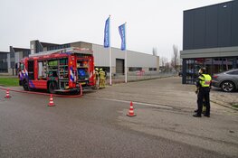 Hybride auto vliegt in brand aan laadpaal