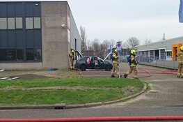 Hybride auto vliegt in brand aan laadpaal