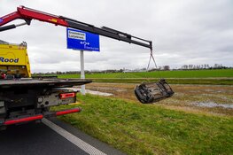 Auto van de weg langs afrit Westfrisiaweg bij Lutjebroek