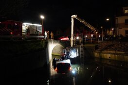 Bestelbus te water in Enkhuizen, bestuurder klimt op dak voertuig